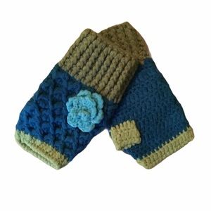 Adorable NWOT Crocheted Fingerless Gloves